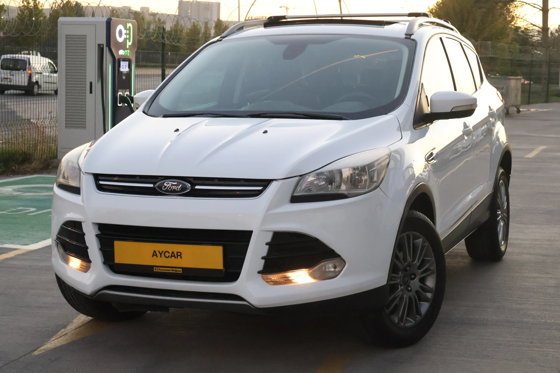 AYCAR'DAN 2014 CAM TAVAN 4X4 LPG OTOMATİK KUGA TİTANİUM